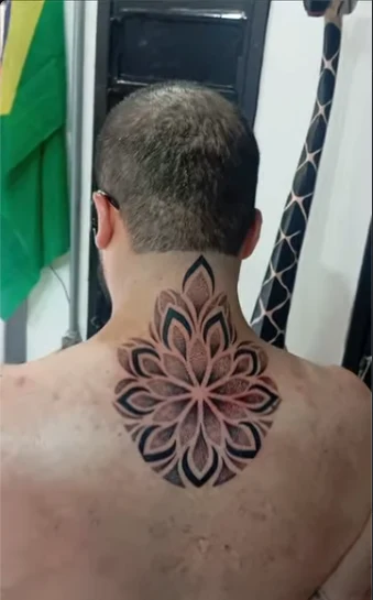 Mandala tatuada na nuca, trabalho do Cabala Tattoo Studio
