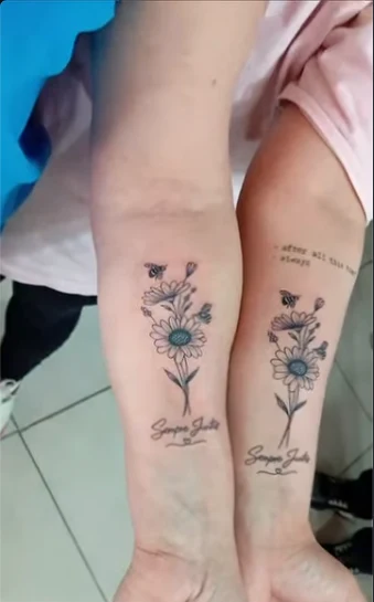 Tatuagem fineline de margaridas em dois antebraços