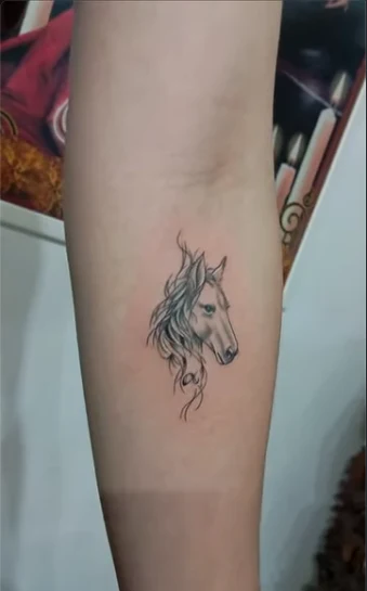 Tatuagem fineline de cavalo no antebraço